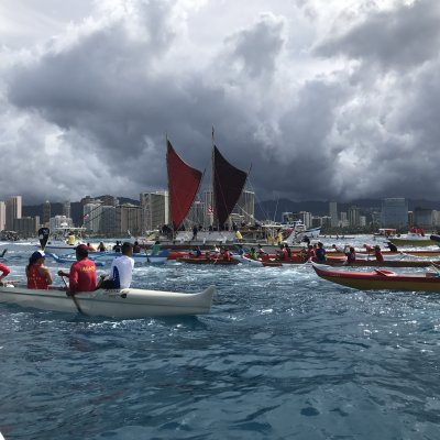 Canoes paddling in next to the Hokulea